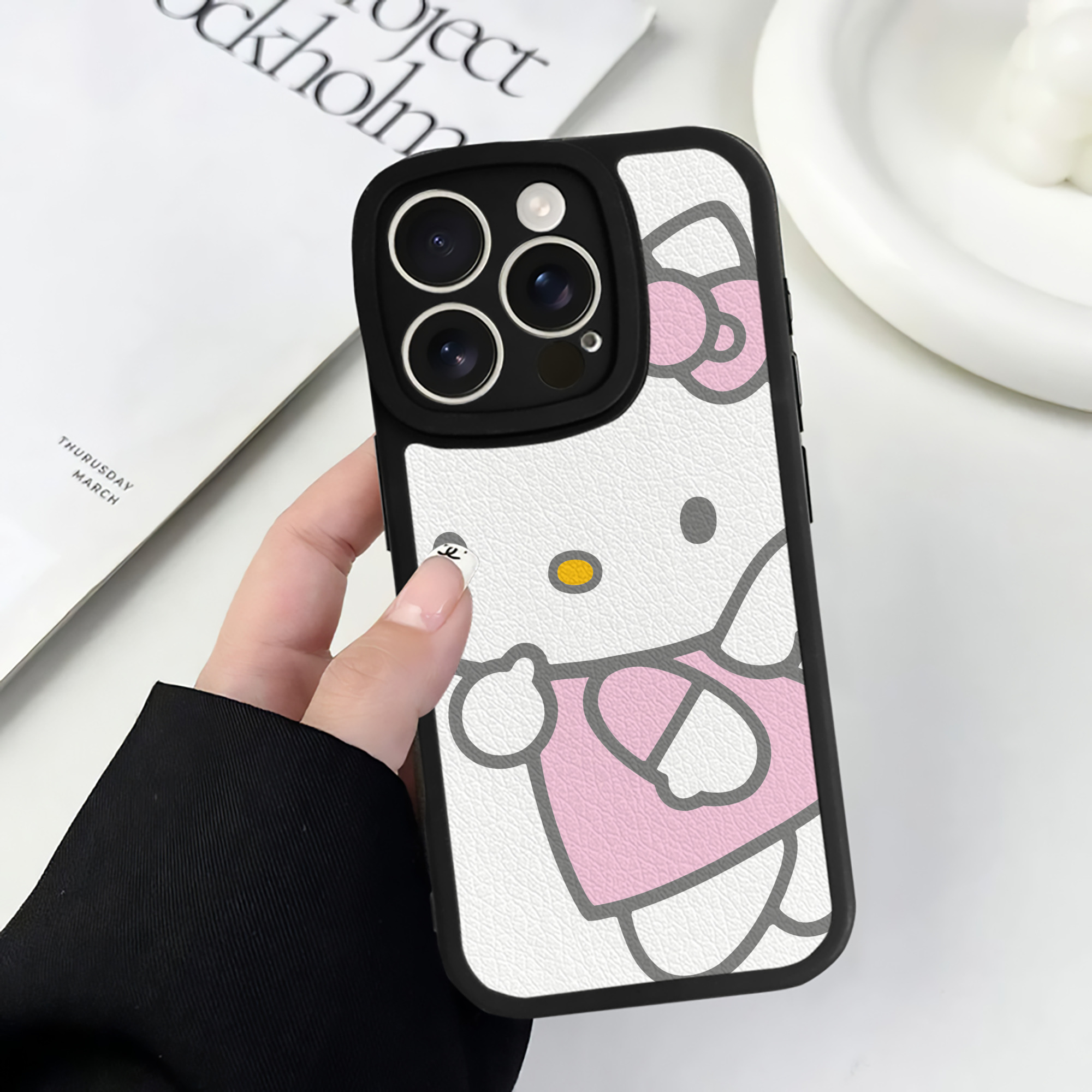 （画像用） Hello Kitty ハローキティ 【iPhone 16シリーズ対応】シリコンスマホケース（レザー調） 材質：シリコン
